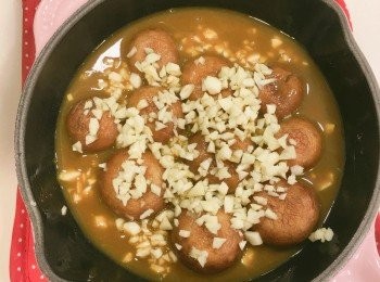 step5: 加入蒜蓉，以180度焗10分鐘。