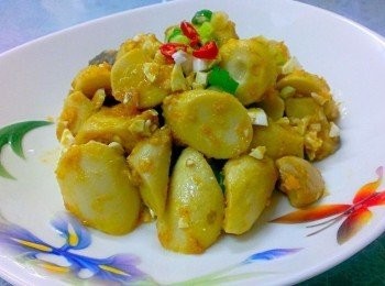 step2: 鹹蛋黃切碎~下油鍋~炒至冒泡泡~放入杏鮑菇~拌炒一下~加入另外的蛋白就好囉~