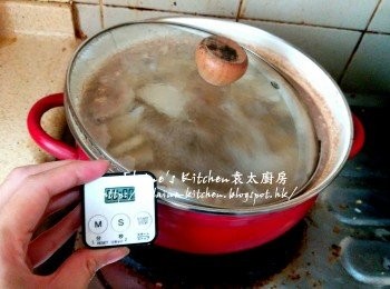 step9: 加入白蘿蔔拌勻再煮滾後 , 蓋上蓋轉慢火煮煲1小時