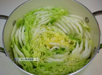 step1: 把黃芽白切成大塊，緊密地垂直排好在煲內。