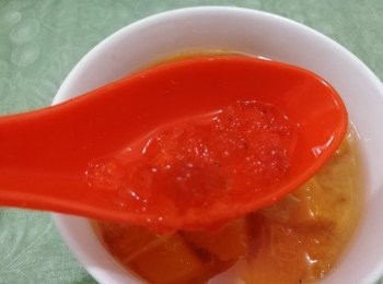 step6: 把燉盅放進盛了沸水的煲內。