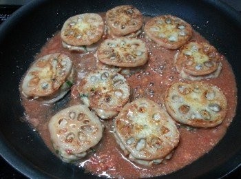 step7: 再將蓮藕反轉讓另一邊索汁,煮至汁料快將要乾身即可熄火上碟