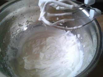 step2: 用攪拌器把鮮奶油打成泡沫狀，約4分鐘