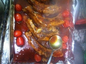 step4: 汁收至一半的時候 ,把全部材料放入焗盤上. 呢個時間可放上蔬果 ,放入預熱230度的焗爐(風爐190度左右) 中途要反轉豬骨及把汁淋上面(淋汁呢個步驟要重覆幾次) 焗15~20分鐘至上色