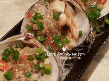 step5: 隔去碟中多餘的水分, 灑上指天椒及葱粒, 下蒸魚豉油及贊熟油, 即成蒜蓉粉絲蒸貴妃蚌