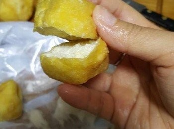 step1: 墨魚滑加入胡椒粉拌勻，豆卜清洗乾淨，榨乾水份，在豆卜中間位置用剪刀剪開3/4(可參考下圖) 不要將豆卜一開二，再將墨魚滑釀入豆卜中