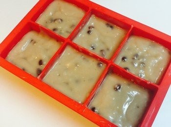 step4: 將紅豆糊倒進模具至離邊大約1cm處，將模具在桌上輕敲數下並掃平，放雪櫃冷凍約2小時或至凝固。