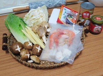 step1: 先備齊需要<span class="group_1">材料</span>，如照片圖，蔬菜火鍋料搭配不局限， 依自家喜好自己決定，海鮮王海鮮取2份先解凍備用