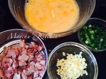 step1: 無需下油，先用白鑊將叉燒粒炒香，盛起備用。雞蛋加少許鹽打發均勻。燒熱油鑊，倒入一半蛋液，炒成滑蛋，盛起備用。