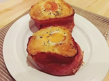 step5: 烤箱用高火預熱約15分鐘後 將備好的培根蛋放入後 轉中高火約烤15分鐘先將蛋黃烤熟再轉高火約烤10分鐘讓培根烤出香氣及起司絲焗烤成型 出爐後灑上義大利香料即可完成 (此份食譜烹烤的時間是使用小型烤箱)