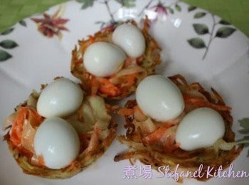 step6: 放甘荀及青瓜絲在雀巢上，並放上鵪鶉蛋即成