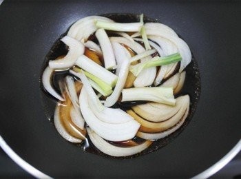 step2: 1人份醬汁倒入鍋中放洋蔥絲和蔥白~~煮至軟化!!