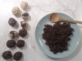 step5: 將紅豆泥包裹麻糬球，壓緊搓圓即可享用