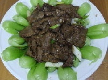 step4: 鍋子乾鍋燒熱，下一點油（餐廳都用過油的方式.但是對家庭來說太浪費油了），放入牛肉炒到牛肉八分熟，加入剩下的醬油或蠔油，攪拌均勻灑下蔥花就可以起鍋擺入盤理。