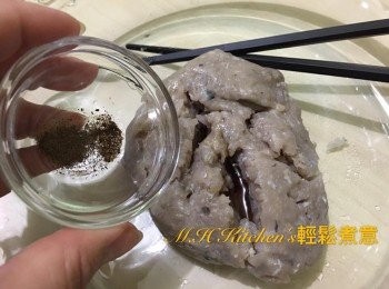 step4: 鯪魚肉加入調味料拌勻