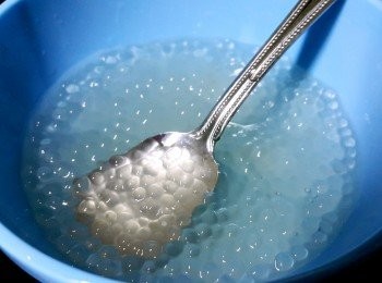 step1: 水滾落西米煑5mins... 熄火焗至透明…… 取出過冷河！