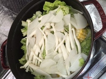 step1: 將蔬菜放底, 再放入較長時間熟既海鮮, 面層放上易熟海鮮關蓋, 中火10分鐘, 小火10分鐘, 關火焗10分鐘即可.