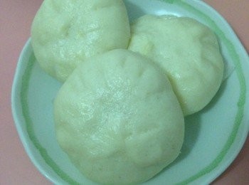 step10: 時間到就關火，保持鍋蓋有一個小縫的狀態放置5分鐘，再將蒸籠整個取出，（如果是有蓋的蒸籠，放置3分鐘才慢慢揭起蓋子）這樣蒸出來的包包才不容易皺皮。