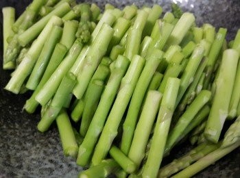 step1: 露荀，清洗後切去較白色部份，再切段