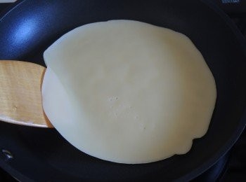 step4: 離火加入麵糊漿，快手搖成大薄餅，放回爐火上燒大約1分鐘後薄餅皮的四邊會自然翹起。