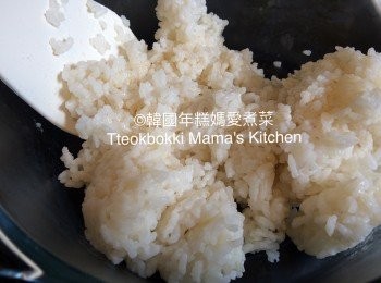 step2: 將375g壽司飯與適量鹽和1.5湯匙日本麻油拌勻備用。