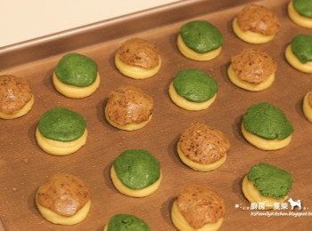 step12: 取出冰箱冷藏的黑糖、<span class="group_2">抹茶菠蘿皮</span>麵團，各分成10~11份，放在擠好的圓形麵糊上。進烤箱前朝麵糊表面噴上冷水。(避免一進爐就將表面烤乾，影響膨脹)。