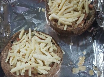 step11: 再舖上芝士碎,預熱焗爐230度5分鐘,將扒菇放入焗爐最底的格,轉180度焗約15分鐘,焗到芝士金黃即可(每個爐溫是有分別,需目測)