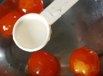 step1: 咸蛋只用蛋黃，將咸蛋黃用1茶匙玫瑰露酒分別淋上咸蛋黃上