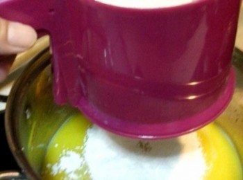 step2: 放入已篩麵粉拌勻(其間不用關火)