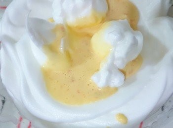 step3: 將蛋黃糊挖2大湯匙到蛋白糊中，輕輕柔柔的拌勻，再慢慢的把全部的蛋黃糊通通倒入，輕柔快速攪拌完成。