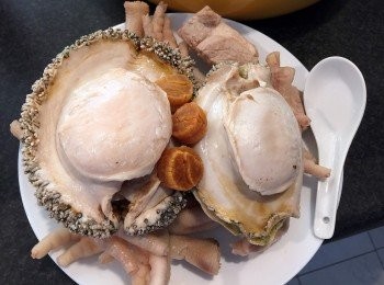 step1: 將鮑魚洗淨備用。
 <a href="https://bit.ly/3kLFTWO" target="_blank" data-keyword="雞腳" class="guide-link"><strong>雞腳</strong></a> <span style="display:inline-block;vertical-align:middle;margin-top:-3px;color:initial;border-radius:3px;padding:2px 3px;font-size:12px;line-height:14px;background:#87d300;color:#fff;">即買</span> 和瘦肉沖洗後先出水，備用。