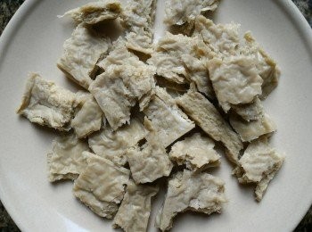 step2: 將烤麩撕成小塊