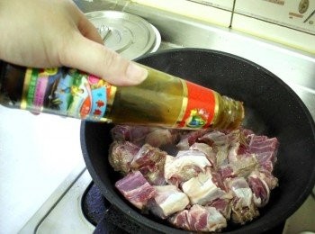 step2: 牛腩塊加所有<span class="group_2">調味料</span>炒至7分熟