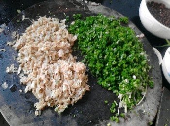 step4: 小蔥切成蔥花！筍衣也切成丁狀！