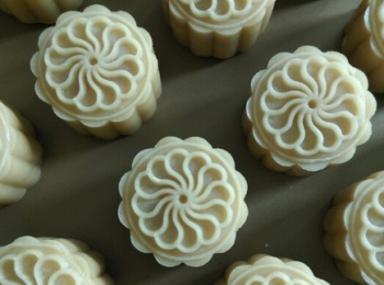 step4: 餅皮分好后再一一包入餡料，不能有縫隙，表面再撒上一層薄薄的低筋麵粉再放入模具壓成型。（新手可分為餡料30g，餅皮20g）