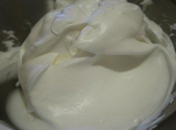 step5: 將細砂糖分次倒入蛋白中，打發至溼性發泡備用。