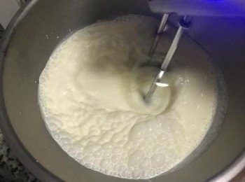 step16: 用最慢速打到有起泡就可倒入糖粉繼續打。