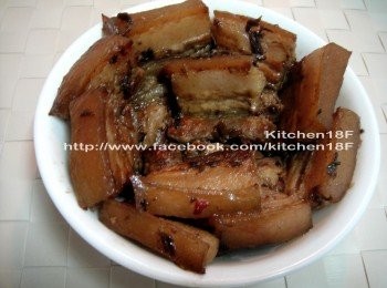 step8: 取一合適的碗，一一擺進肉片。這次切得太厚，嘗到苦頭，好難入碗XD