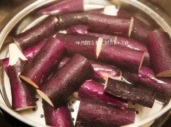 step1: 把茄子切成小段狀後丟入蒸鍋中，把茄子蒸熟後(約3~4分鐘。)，取出放涼。