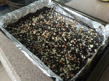 step5: 倒入舖上錫紙的焗盤 (10" x 8" 長方焗盤) , 灑上碎杏仁, 放入已預熱180度的焗爐內焗約20分鐘至9成熟.