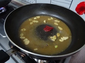 step4: 燒熱2茶匙油油慢火爆香蒜片, 下蝦湯及雞湯， 茄膏， 辣椒汁煮成汁