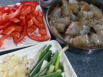 step3: 準備好材料:蝦切段,長紅椒去籽斜切條,蔥切段