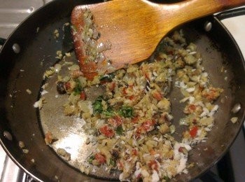 step6: 再加入羅勒細末拌炒，調味再撒上麵包粉拌勻