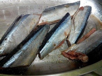 step2: 用鹽和胡椒粉均勻塗抹於秋刀魚上，醃約15分鐘。