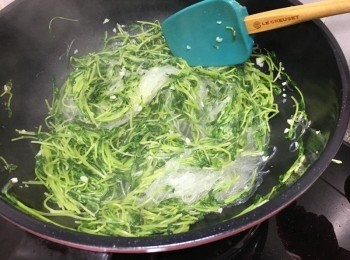 step5: 最後加點鹽及糖, 將粉絲及翡翠苗炒勻即成, 鋪上南瓜蓉上