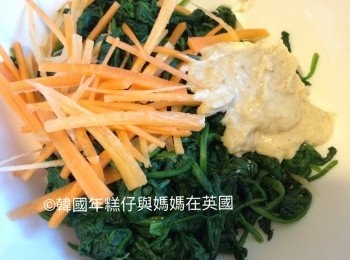 step5: 把拌好的麻醬和紅蘿蔔絲放入大碗內，戴即棄手套與榨乾了的菠菜一起用手拌勻即可。