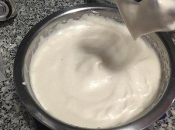 step7: 打約7-8分鐘後，呈乳白色，持續低速打到全蛋霜滴落時不會消失，打蛋器提起時呈勾狀的軟發泡狀。