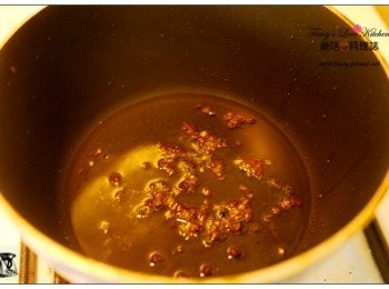 step2: 倒入油,丟一小把花椒,炸出花椒油後,撈出花椒不用!