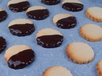 step5: 可將餅乾沾上溶化巧克力漿