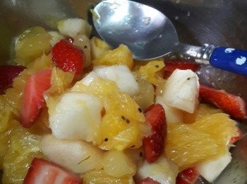 step1: 生果切粒後加1湯匙沙糖撈勻備用，先將蒟蒻粉同砂糖撈勻待用，（將撈勻左的粉分二份，留番2O克後下，分二份係想生果放面時透明面好睇，如不用，就可以將生果放中間，省去這個步驟）先將鮮奶煮滾再慢慢分多次加D粉落去，其間要不停攪拌，不能夠起粒粒，煮至大滾熄火。